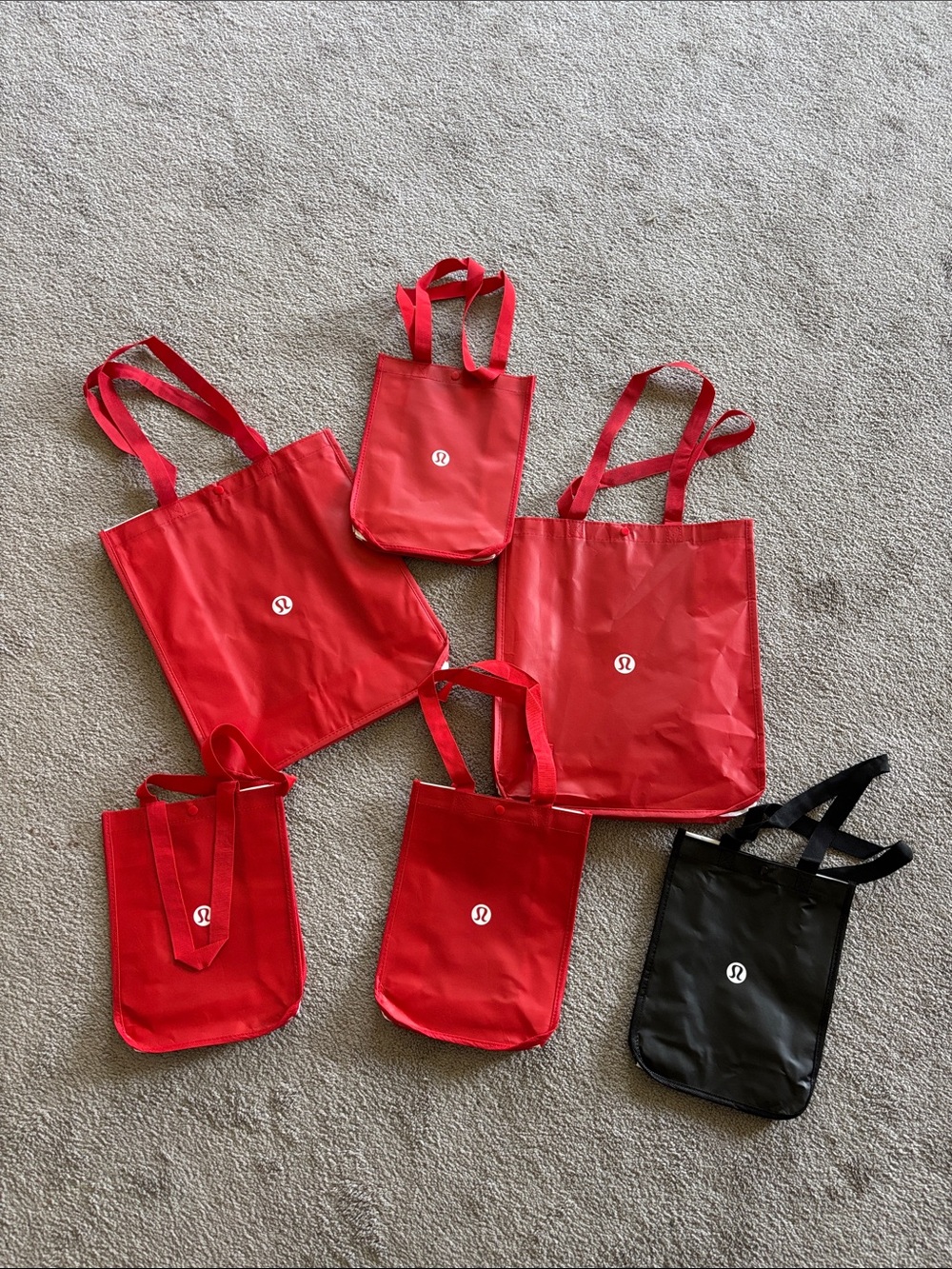 NWTοΌlululemon athletica Red and Black Assorted Tote Set